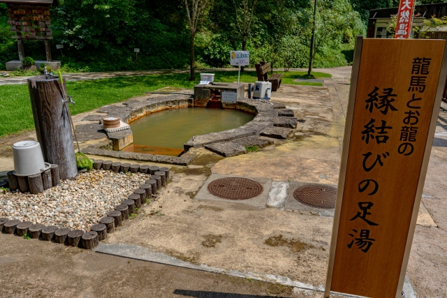龍馬とお龍の縁結びの足湯の風景