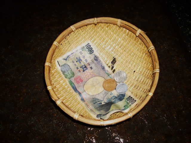 銭洗い中(鎌倉・銭洗弁財天)